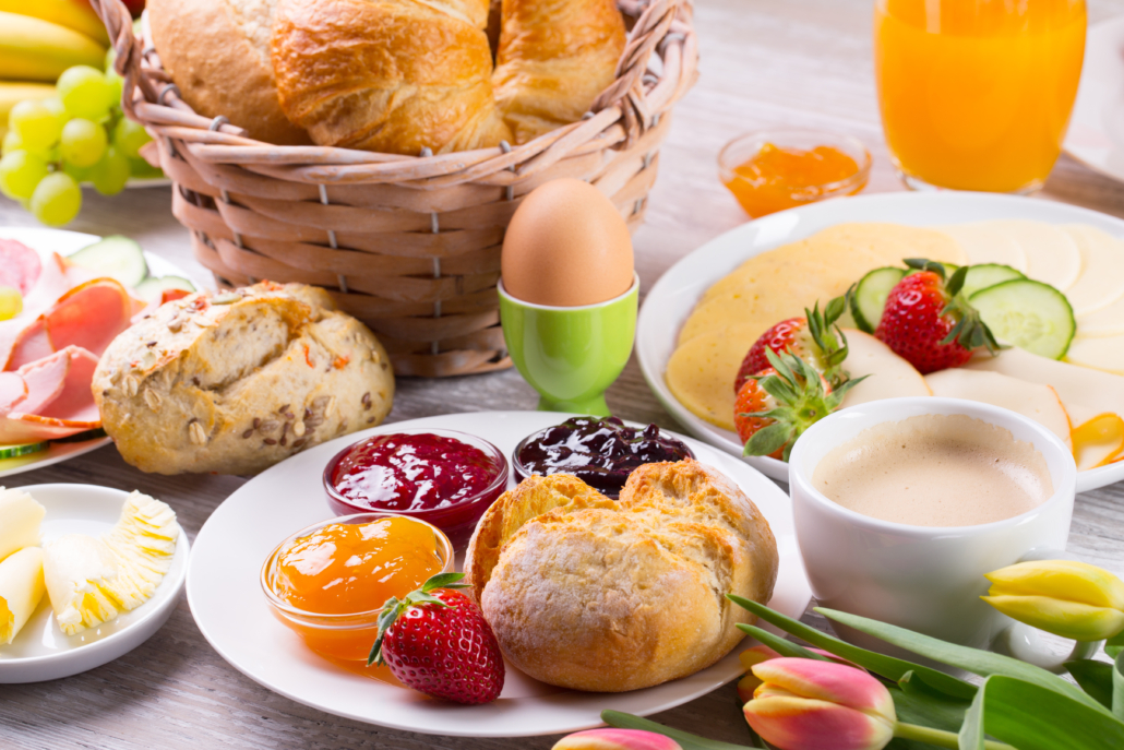 Leckeres Frühstück mit Brötchen und Kaffee